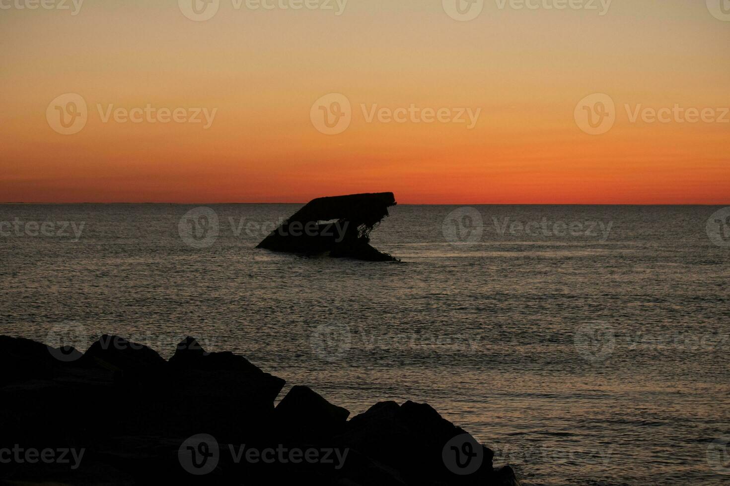 tramonto spiaggia nel capo Maggio nuovo maglia dove voi può ottenere un' grande Visualizza di il sole andando giù attraverso il oceano e il baia. il riflessione di il sole su il acqua con il affondata nave sembra così Bellissima. foto