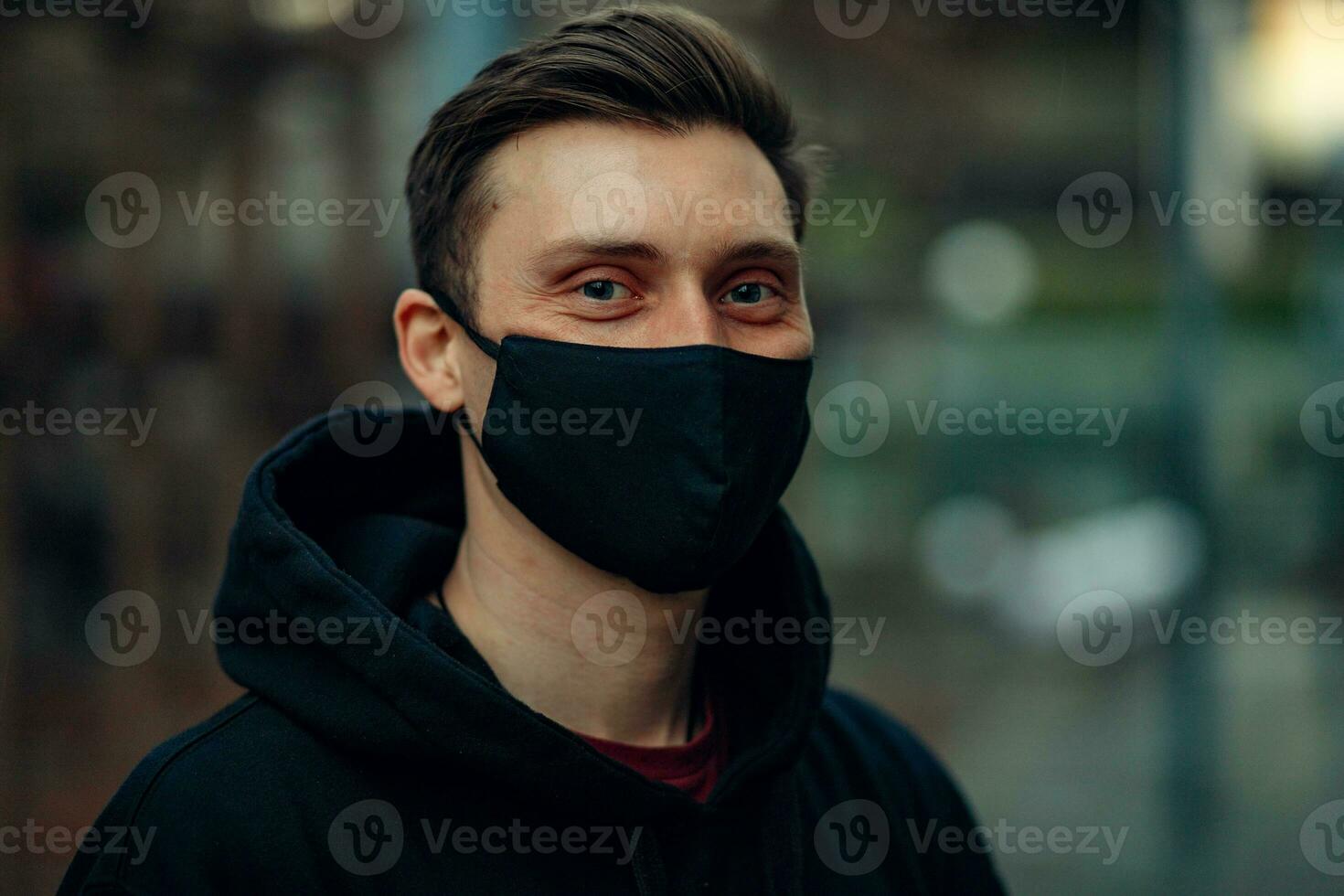 un' tipo nel un' medico maschera passeggiate giù il strada foto