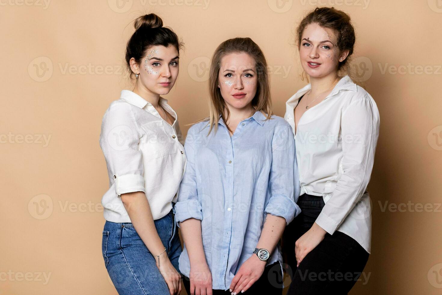 contento e sovrappeso multiculturale donne foto