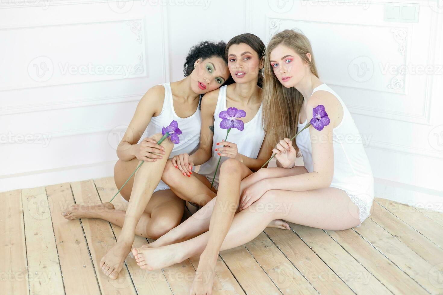 ritratto di tre bellissima multirazziale giovane donne con diverso tipi di pelle foto