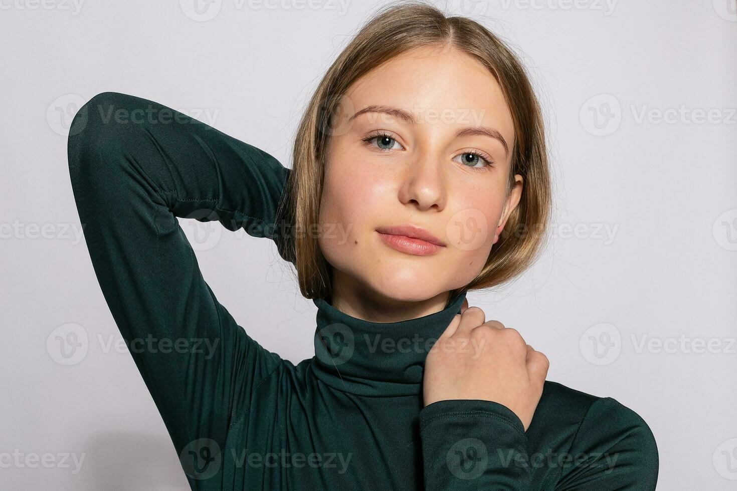 foto di positivo giovane simpatico donna nel giallo al ginocchio