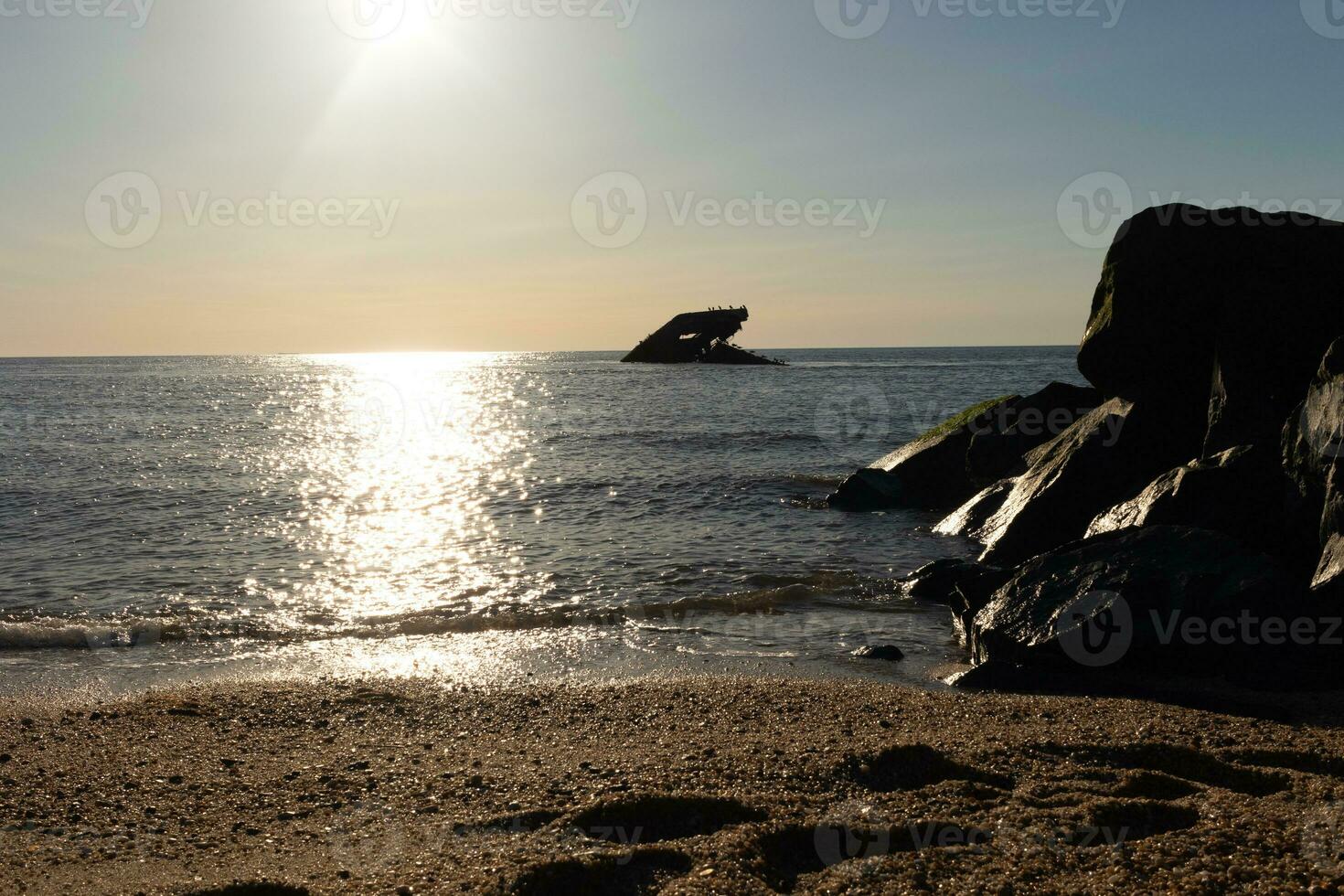 tramonto spiaggia nel capo Maggio nuovo maglia dove voi può ottenere un' grande Visualizza di il sole andando giù attraverso il oceano e il baia. il riflessione di il sole su il acqua con il affondata nave sembra così Bellissima. foto