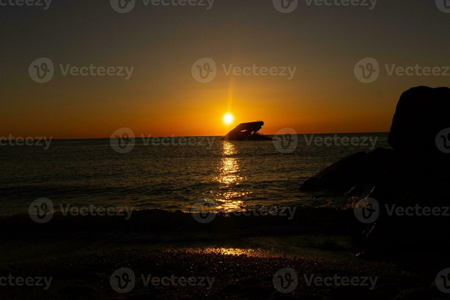 tramonto spiaggia nel capo Maggio nuovo maglia dove voi può ottenere un' grande Visualizza di il sole andando giù attraverso il oceano e il baia. il riflessione di il sole su il acqua con il affondata nave sembra così Bellissima. foto