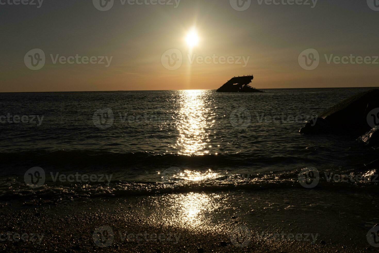 tramonto spiaggia nel capo Maggio nuovo maglia dove voi può ottenere un' grande Visualizza di il sole andando giù attraverso il oceano e il baia. il riflessione di il sole su il acqua con il affondata nave sembra così Bellissima. foto