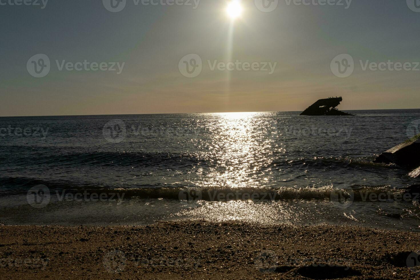 tramonto spiaggia nel capo Maggio nuovo maglia dove voi può ottenere un' grande Visualizza di il sole andando giù attraverso il oceano e il baia. il riflessione di il sole su il acqua con il affondata nave sembra così Bellissima. foto