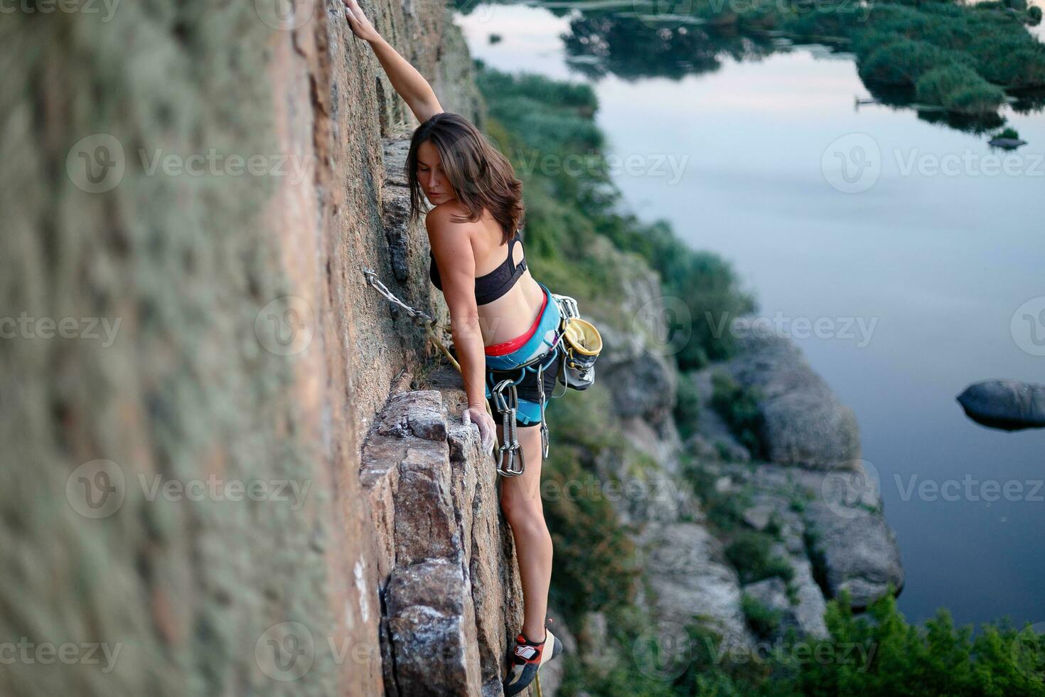 un' ragazza si arrampica un' roccia. donna impegnato nel estremo sport. foto