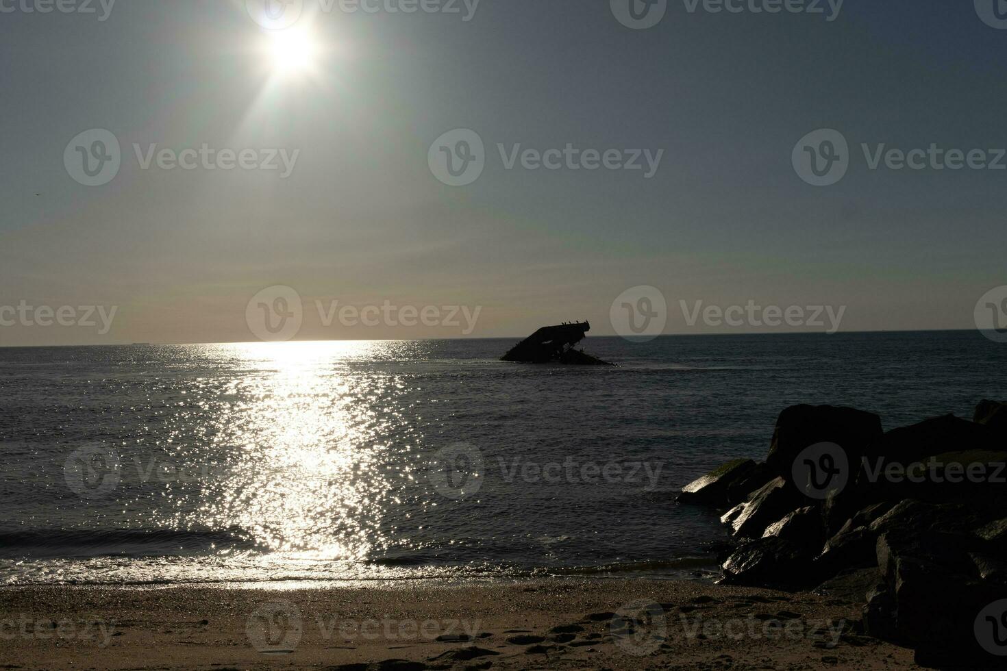 tramonto spiaggia nel capo Maggio nuovo maglia dove voi può ottenere un' grande Visualizza di il sole andando giù attraverso il oceano e il baia. il riflessione di il sole su il acqua con il affondata nave sembra così Bellissima. foto