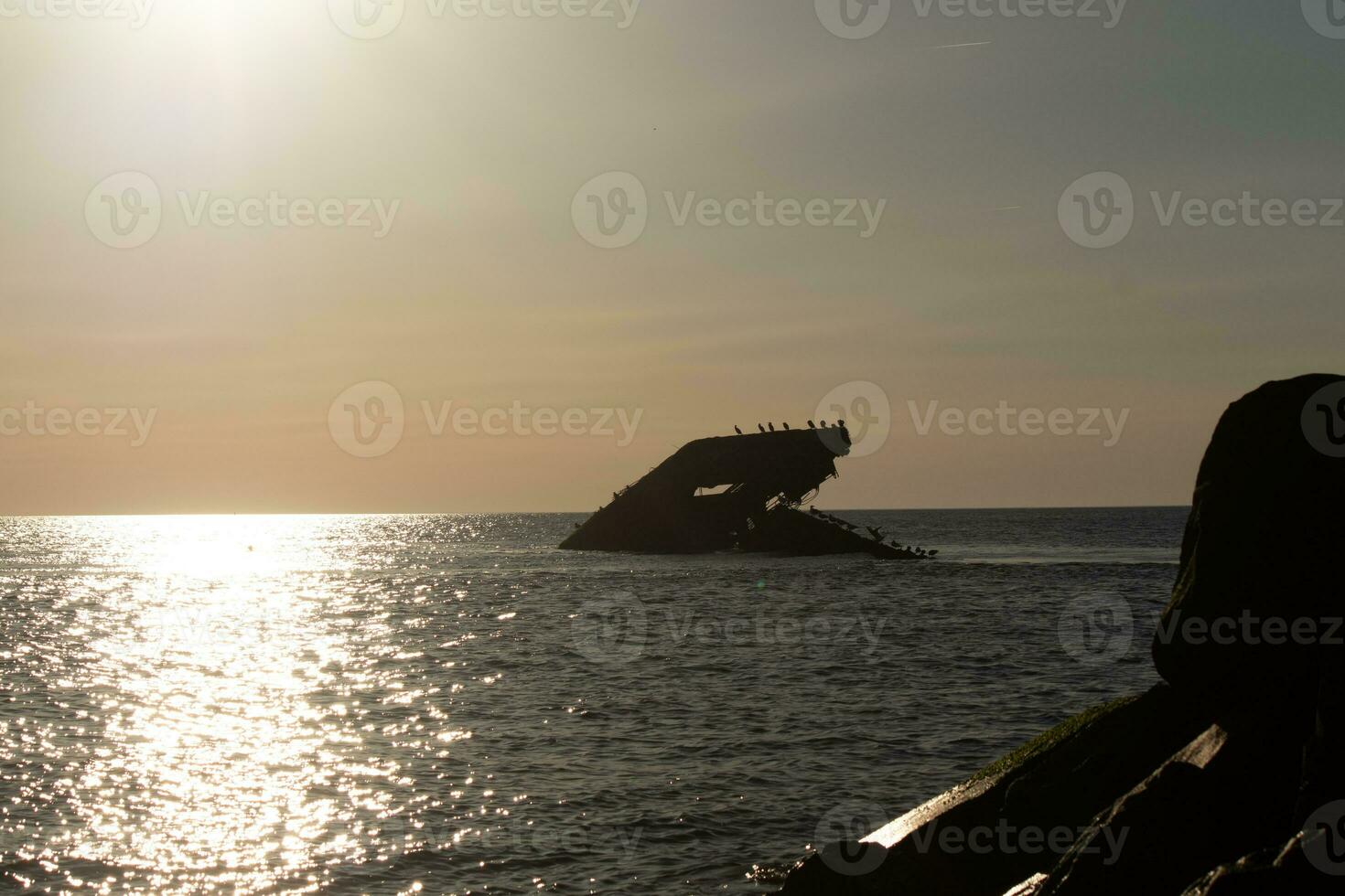 tramonto spiaggia nel capo Maggio nuovo maglia dove voi può ottenere un' grande Visualizza di il sole andando giù attraverso il oceano e il baia. il riflessione di il sole su il acqua con il affondata nave sembra così Bellissima. foto