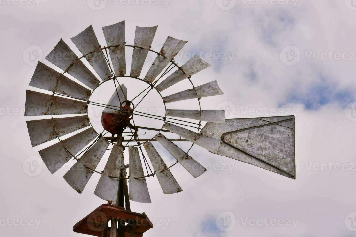 un' mulino a vento con un' metallo polo e un' metallo tetto foto