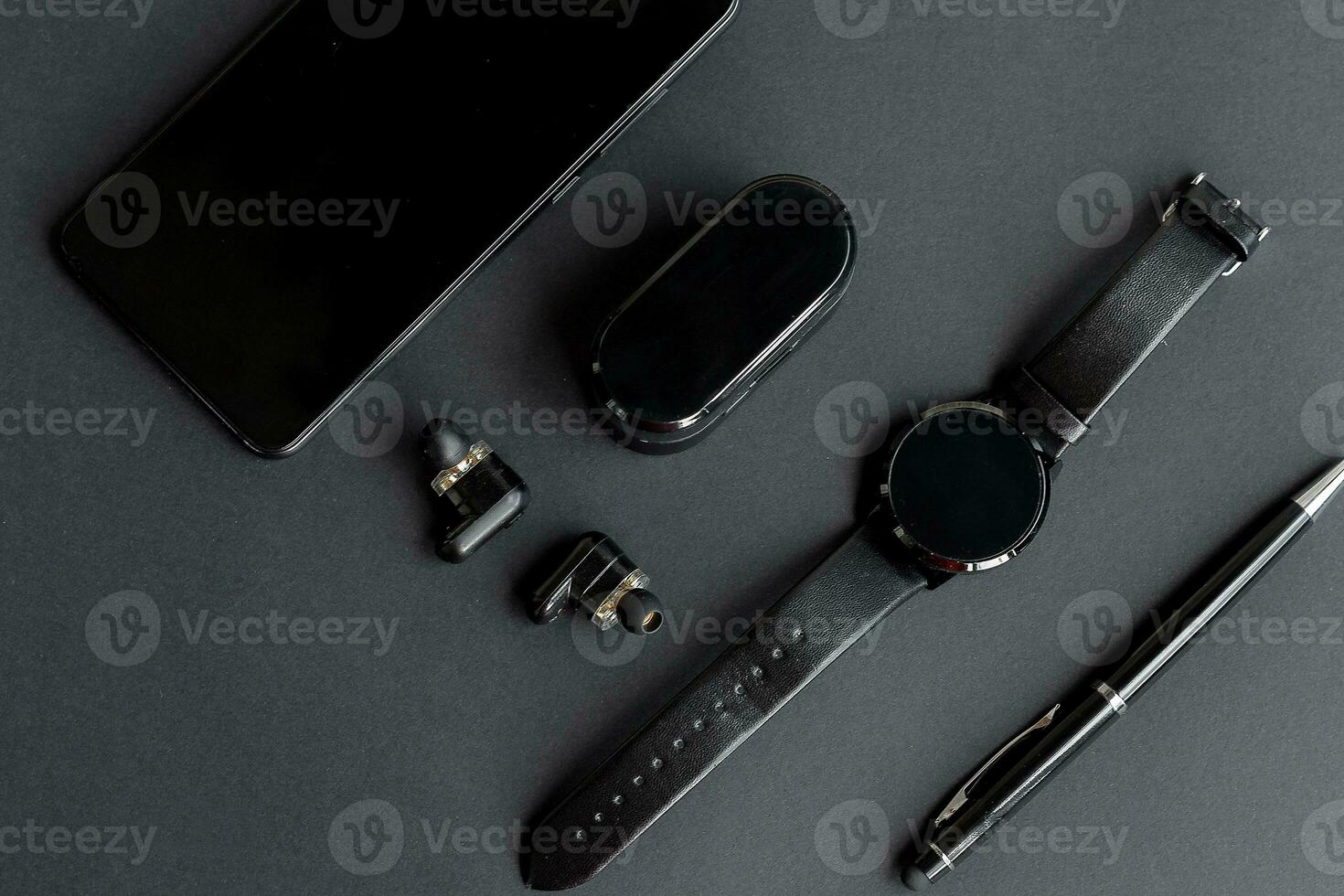 nero penna, nero inteligente guarda, smartphone, senza fili cuffie su buio sfondo foto