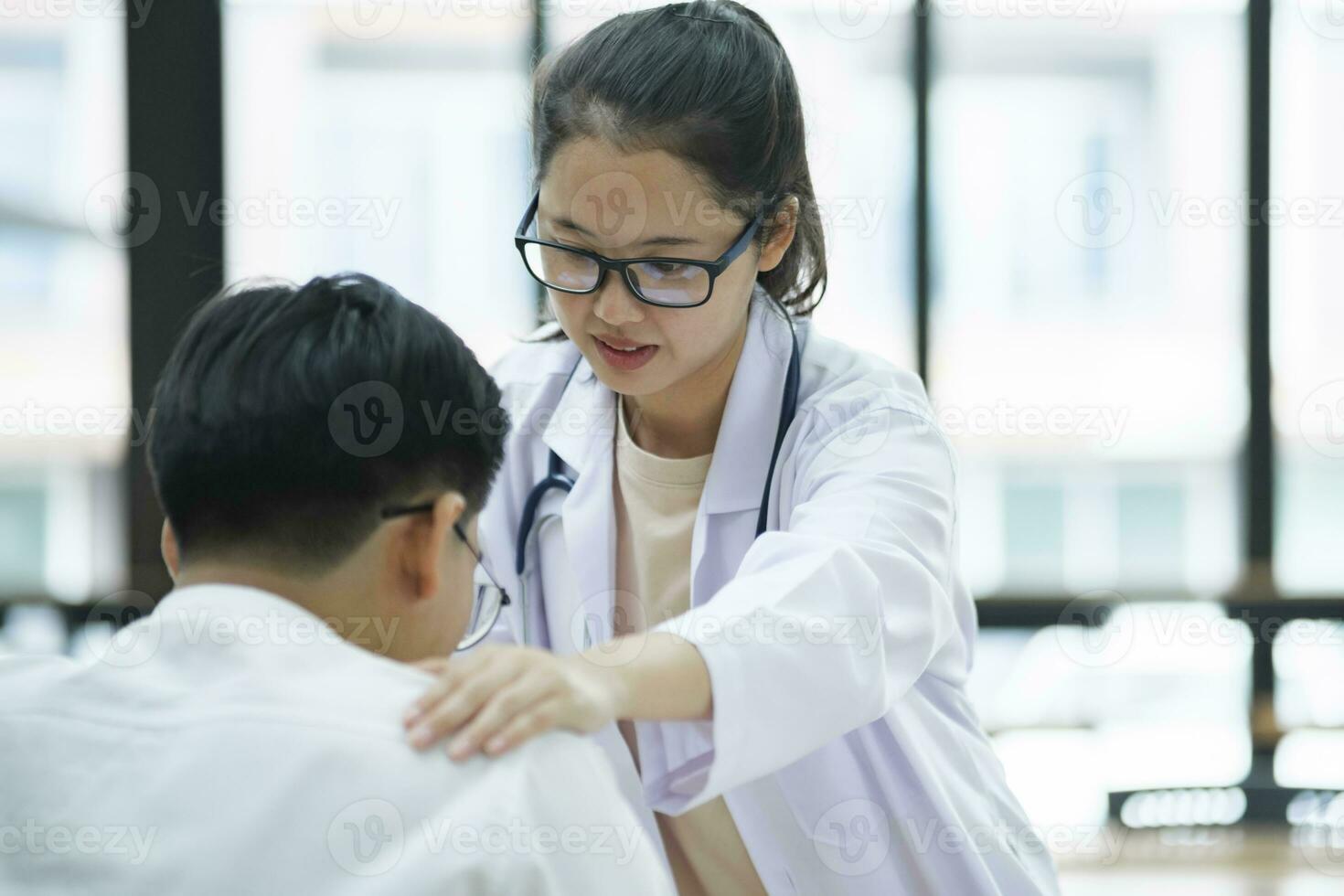 genere medico offerta un' amorevole gesto per un' malato persona durante un' Salute crisi. foto