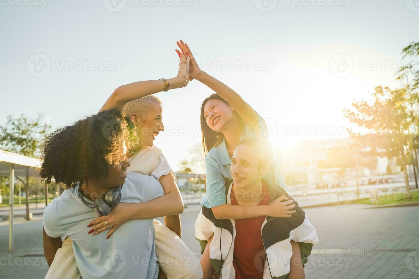 amici equitazione su superiore di ogni altro felicemente alto cinque e festeggiare con gioia foto