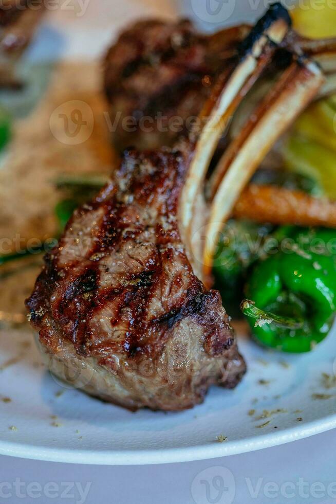 grigliato agnello braciole con verdure su un' piatto. selettivo messa a fuoco. foto