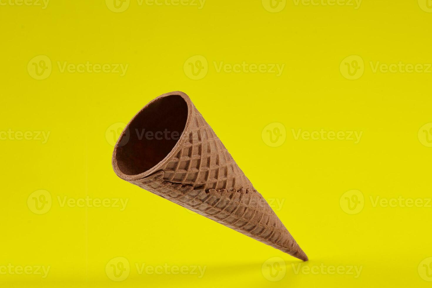 vuoto, croccante wafer cono per ghiaccio crema contro giallo sfondo. concetto di cibo, tratta. modello, modello per il tuo pubblicità e design. vicino su foto