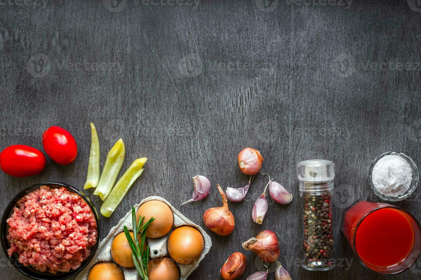 composizione di crudo carne con verdure e Spezia su di legno sfondo foto