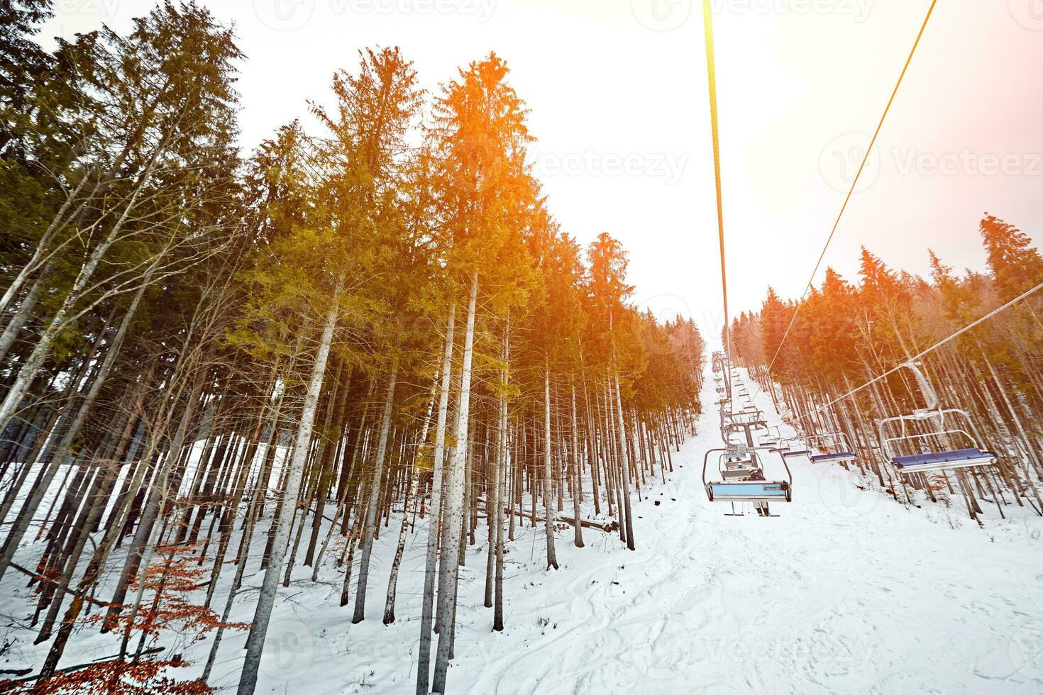 sciare sollevamento a sciare ricorrere bukovel nel il montagne su un' soleggiato inverno giorno. sole bagliore foto