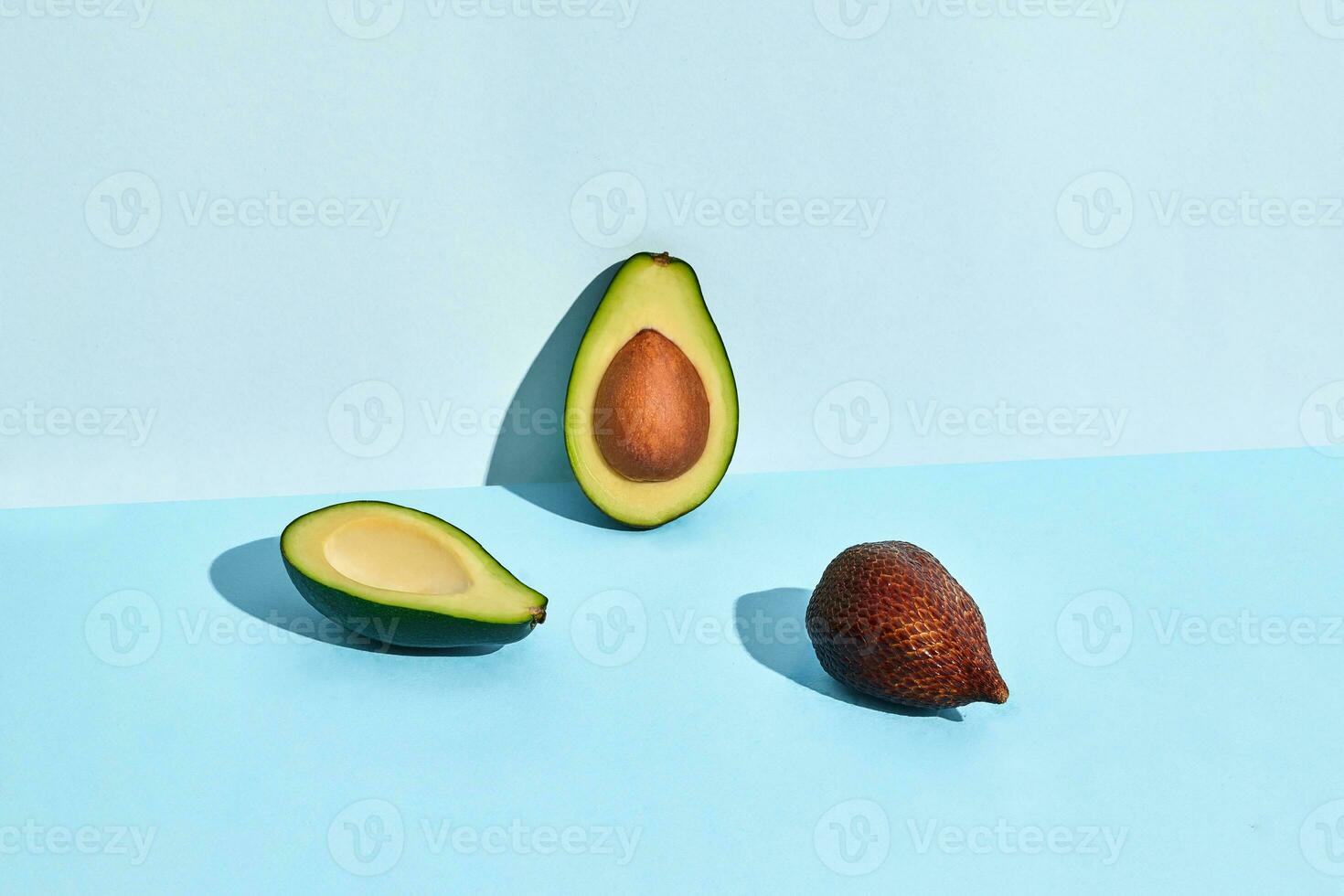 avocado e salacca frutta su blu sfondo foto