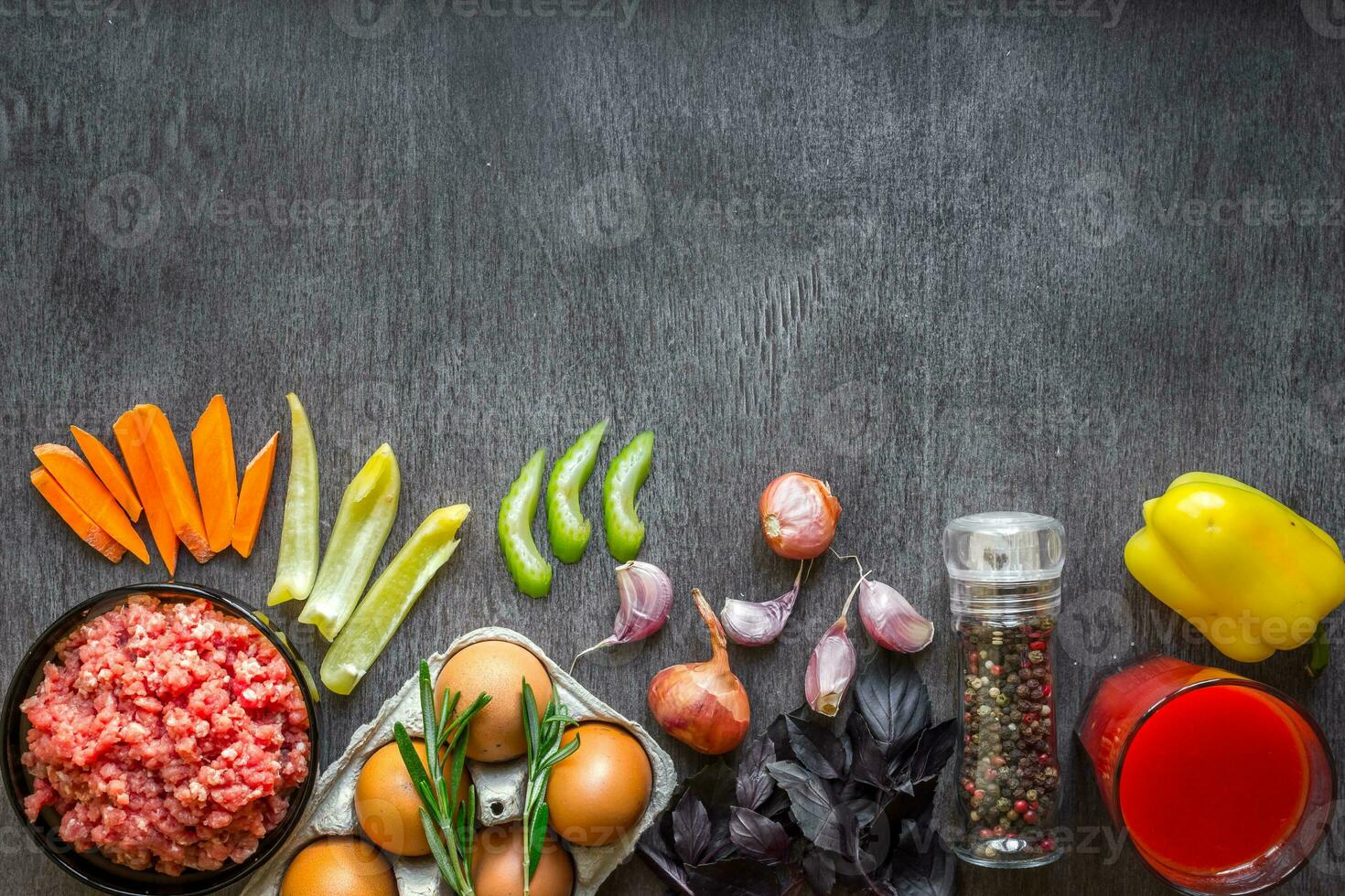 composizione di crudo carne con verdure e Spezia su di legno sfondo foto