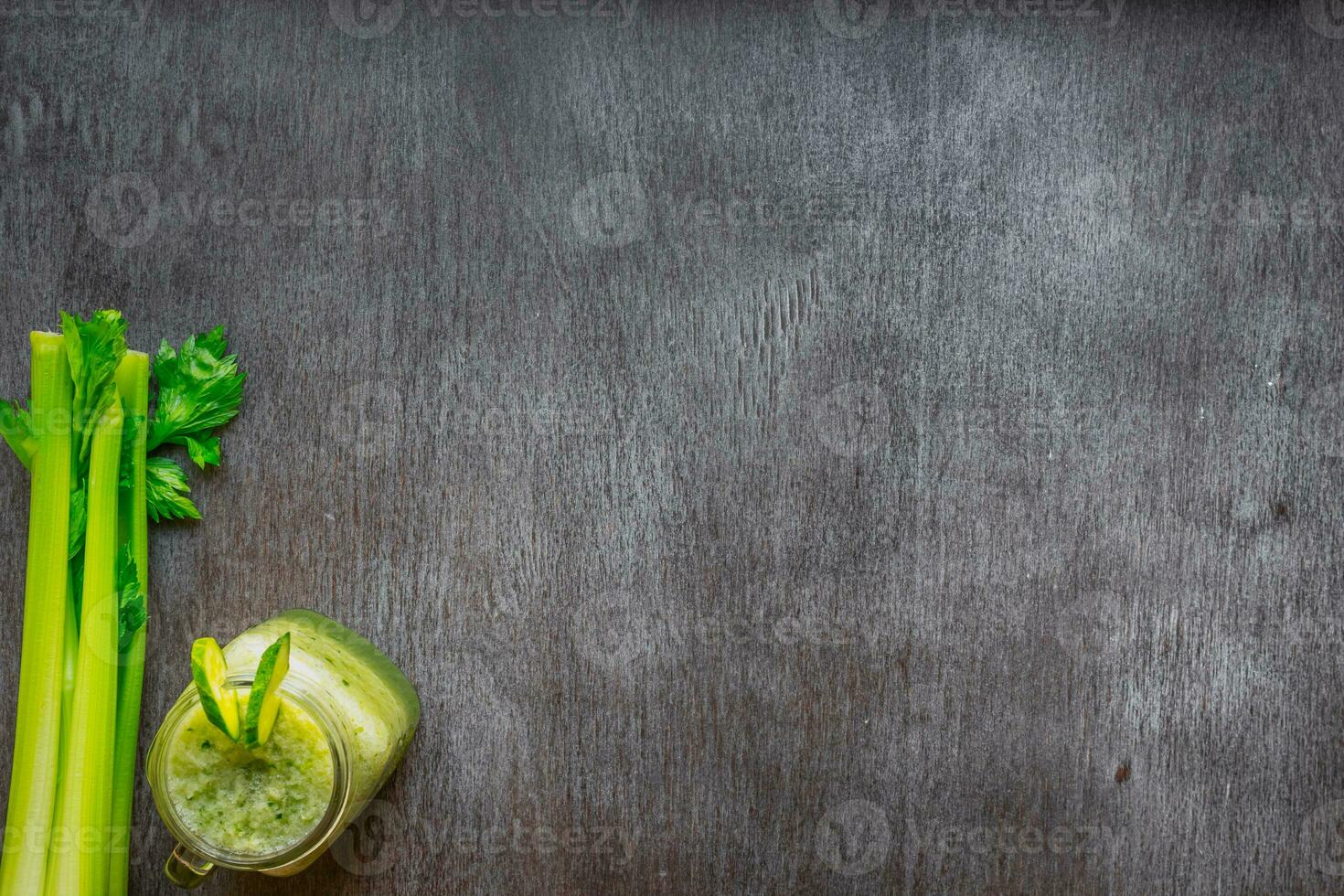 verde verdura frullato con sedano e cetriolo foto