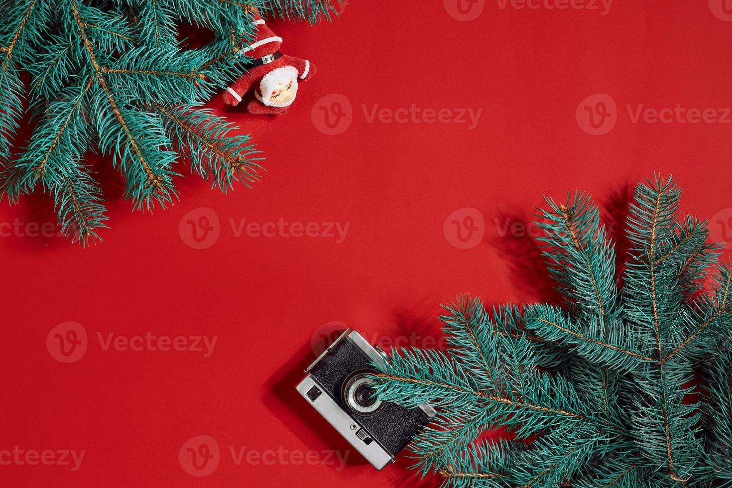 abete rami confine su rosso sfondo, bene per Natale fondale foto