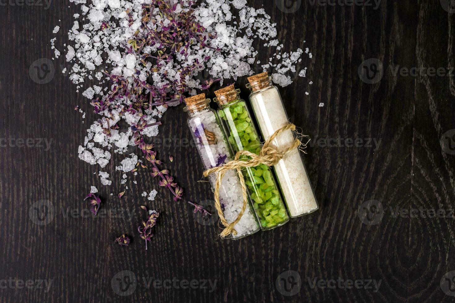 bicchiere vaso con bagno sali su nero sfondo foto