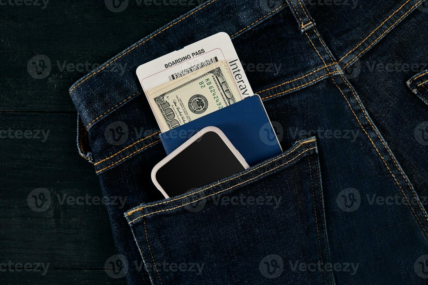 dollari, inteligente, passaporto e aereo biglietto nel il tuo tasca jeans. foto