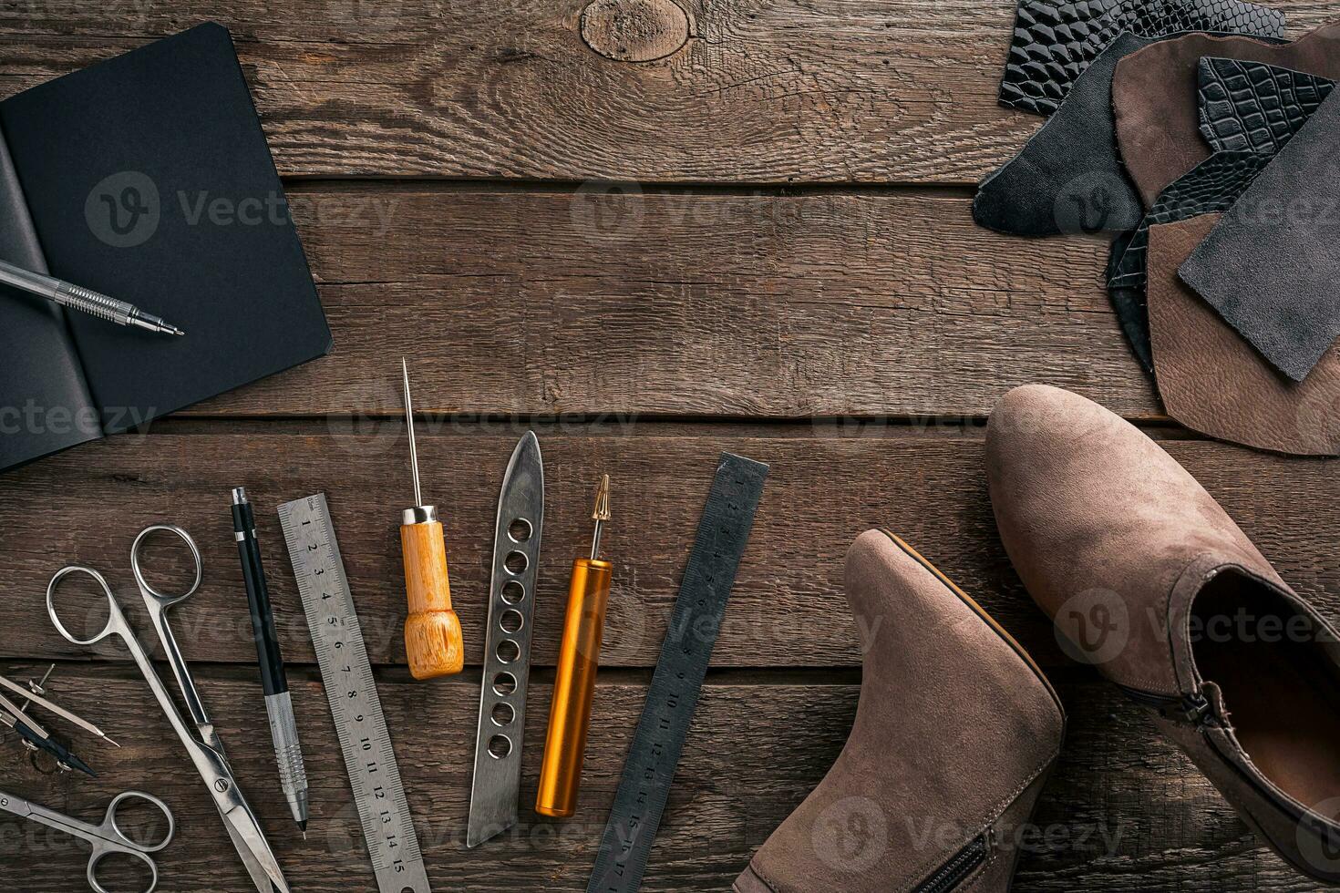 pelle lavorazione. utensili piatto posare ancora vita foto