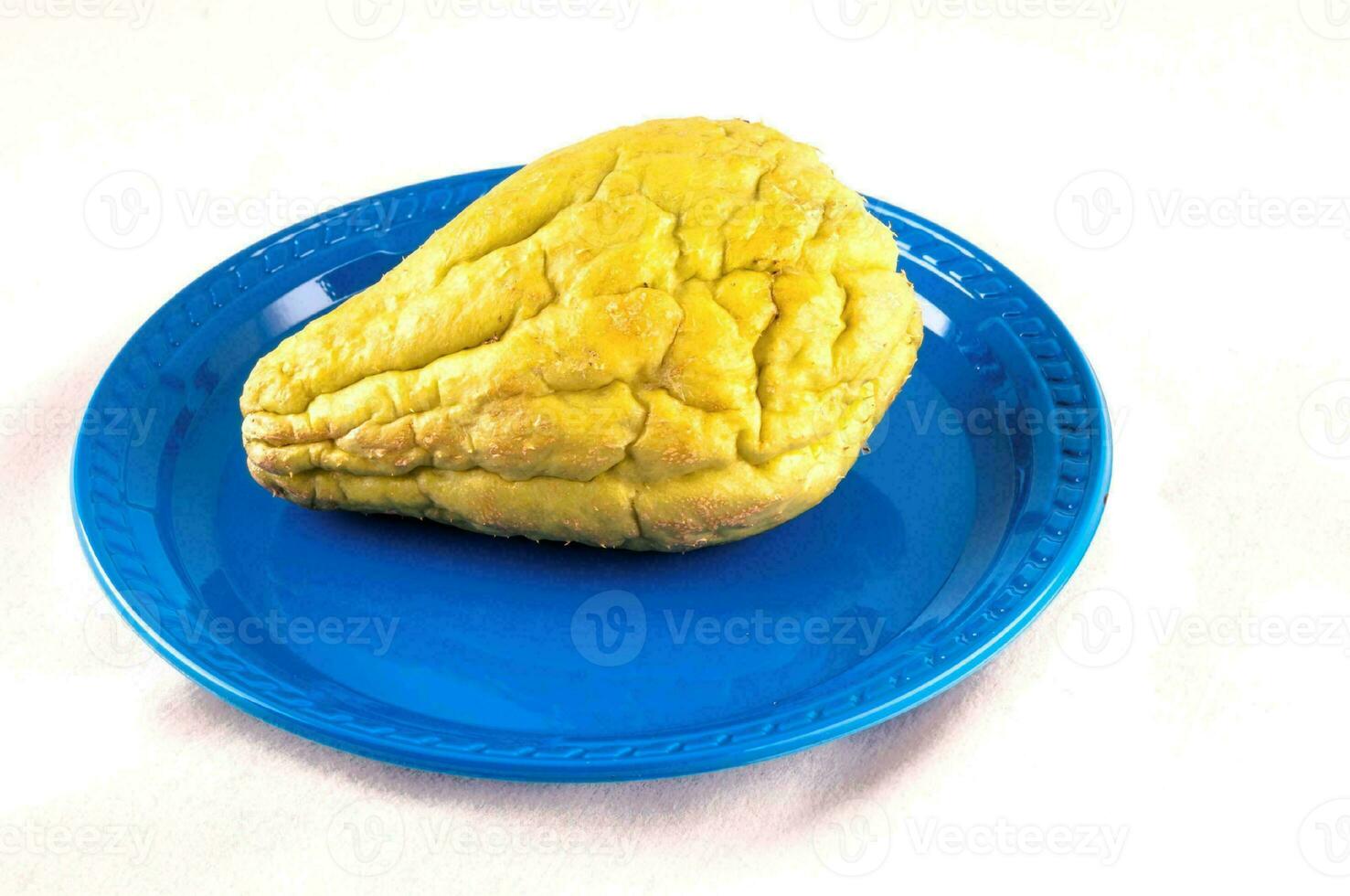 un' giallo frutta su un' blu piatto foto