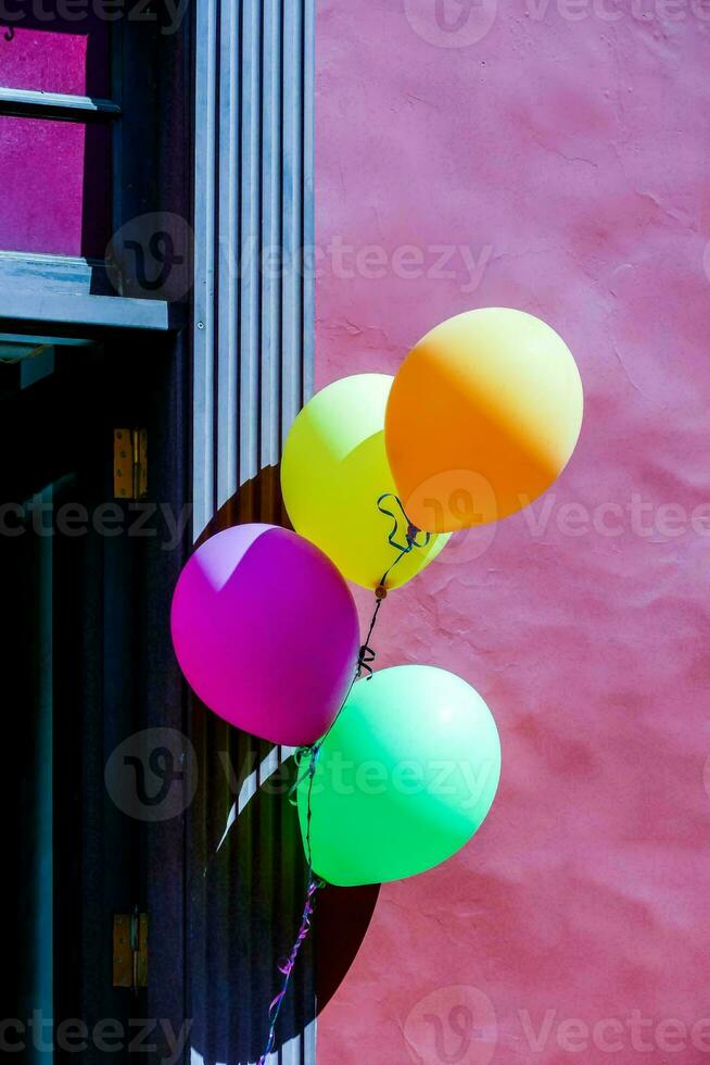 palloncini nel il finestra foto