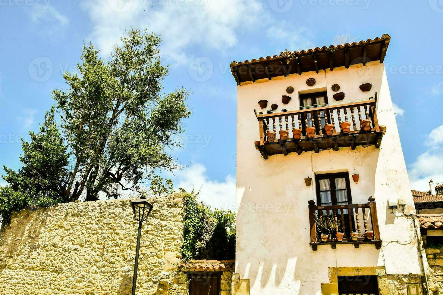 un' bianca edificio con balconi foto