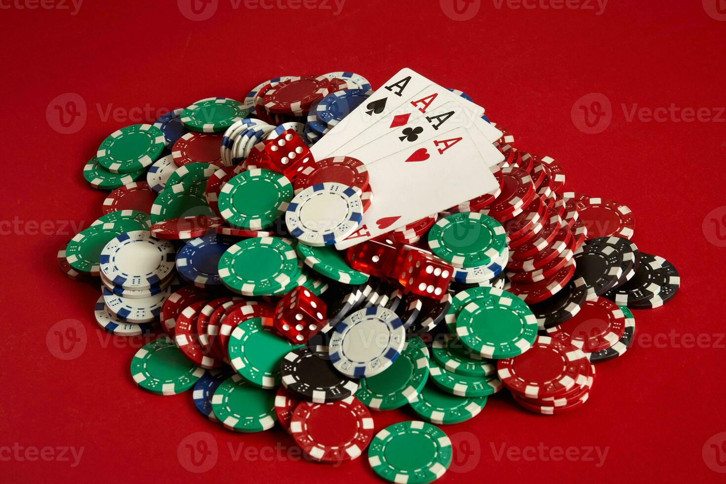 poker carte e gioco d'azzardo patatine fritte su rosso sfondo foto