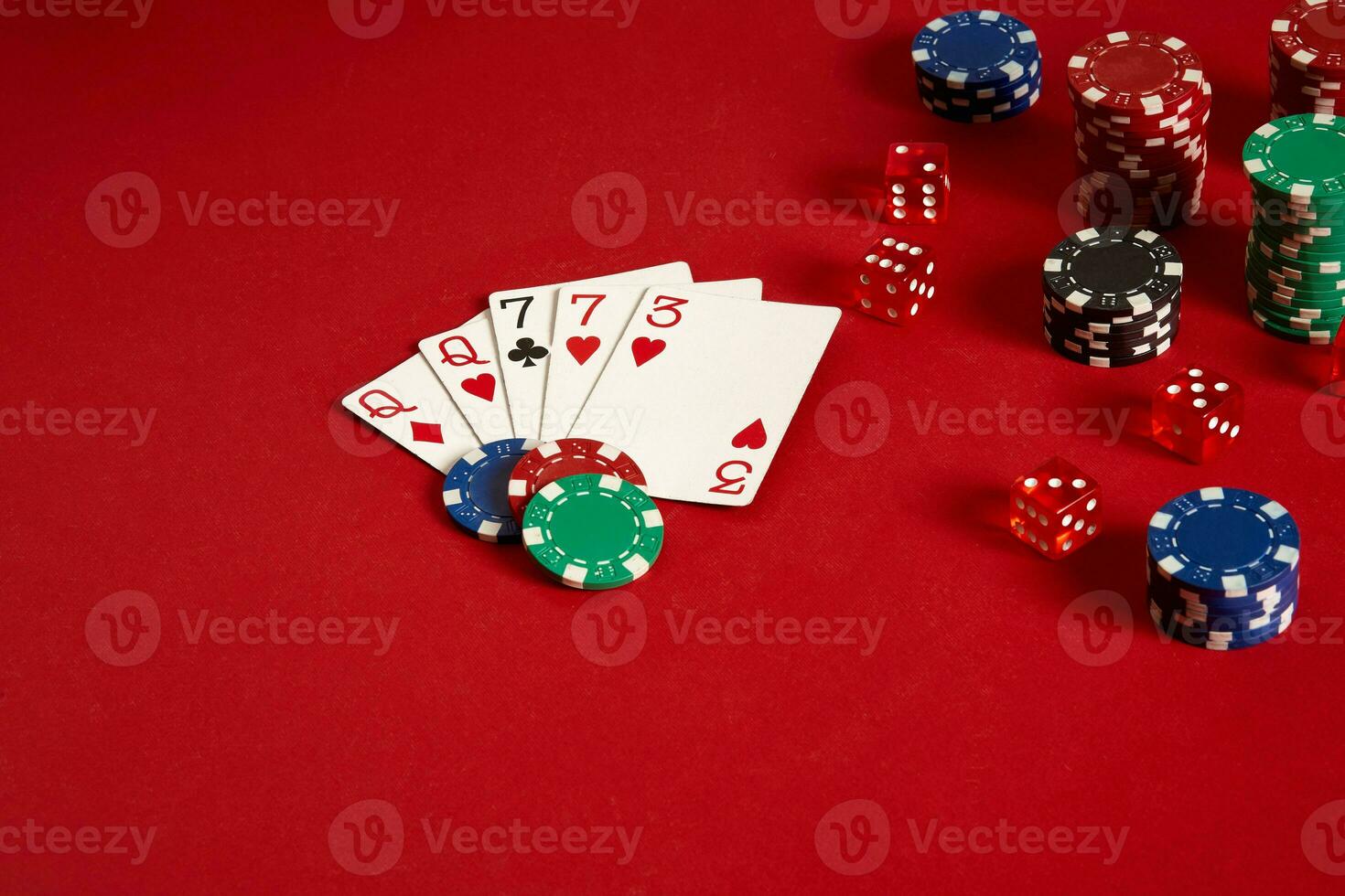 poker carte e gioco d'azzardo patatine fritte su rosso sfondo foto