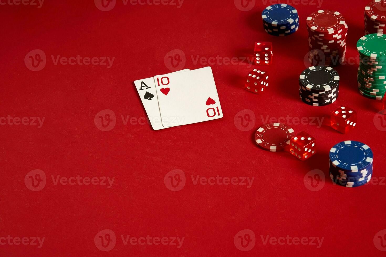 poker carte e gioco d'azzardo patatine fritte su rosso sfondo foto