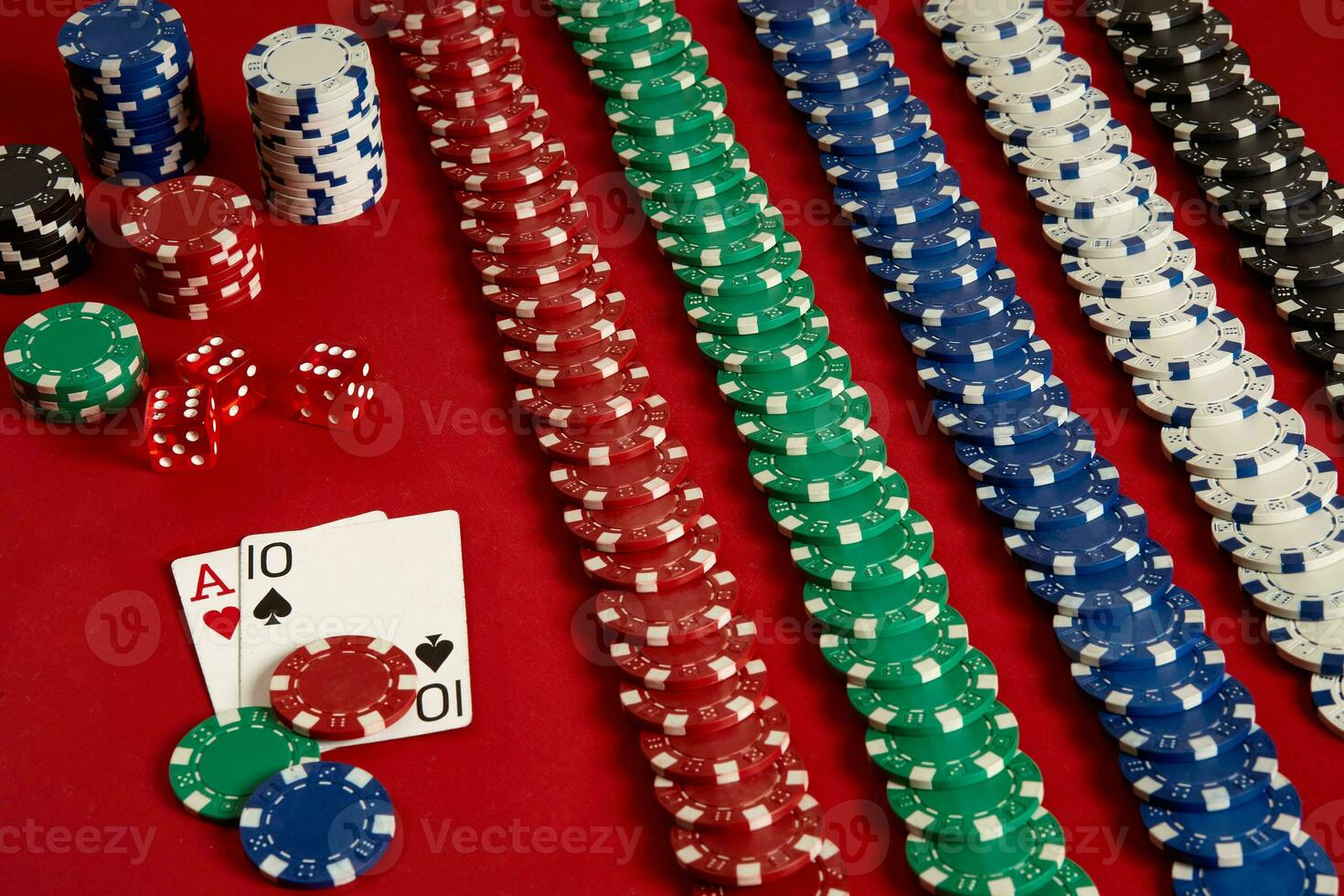 poker carte e gioco d'azzardo patatine fritte su rosso sfondo foto