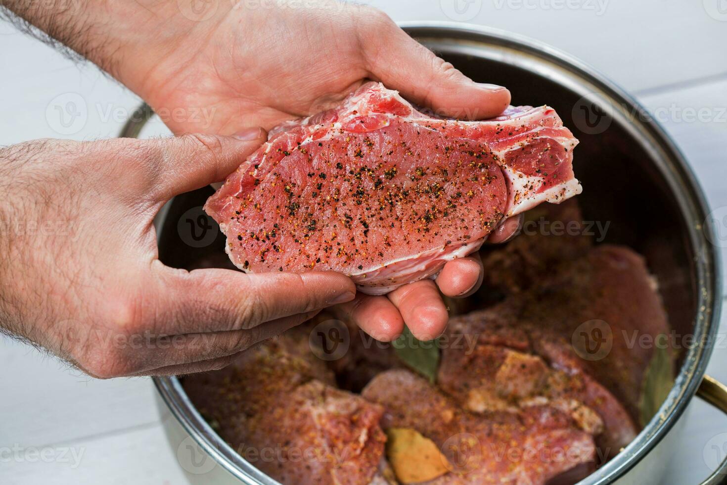 vicino su di chef mani speziatura il carne foto