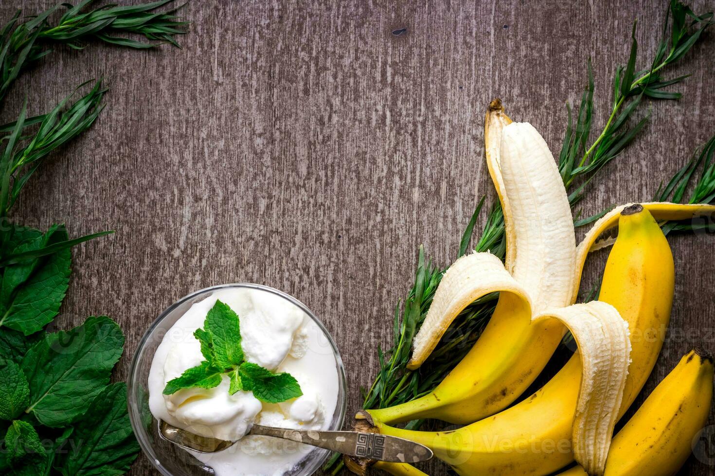 ghiaccio crema con fresco Banana e menta su di legno tavolo. foto