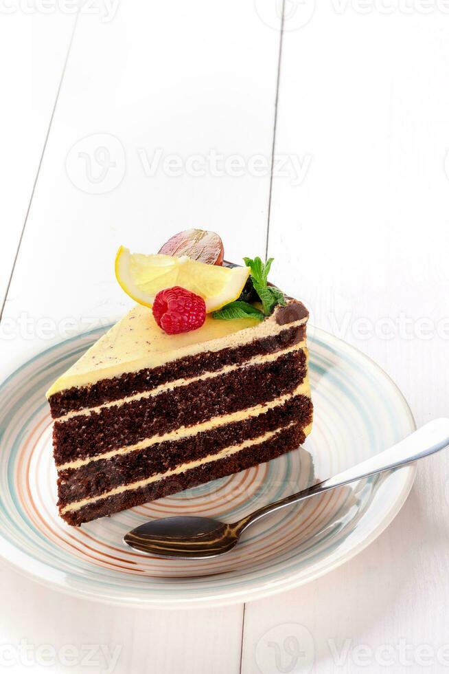 piccolo torta con diverso ripieno su un' bianca piatto. bianca di legno tavolo. foto