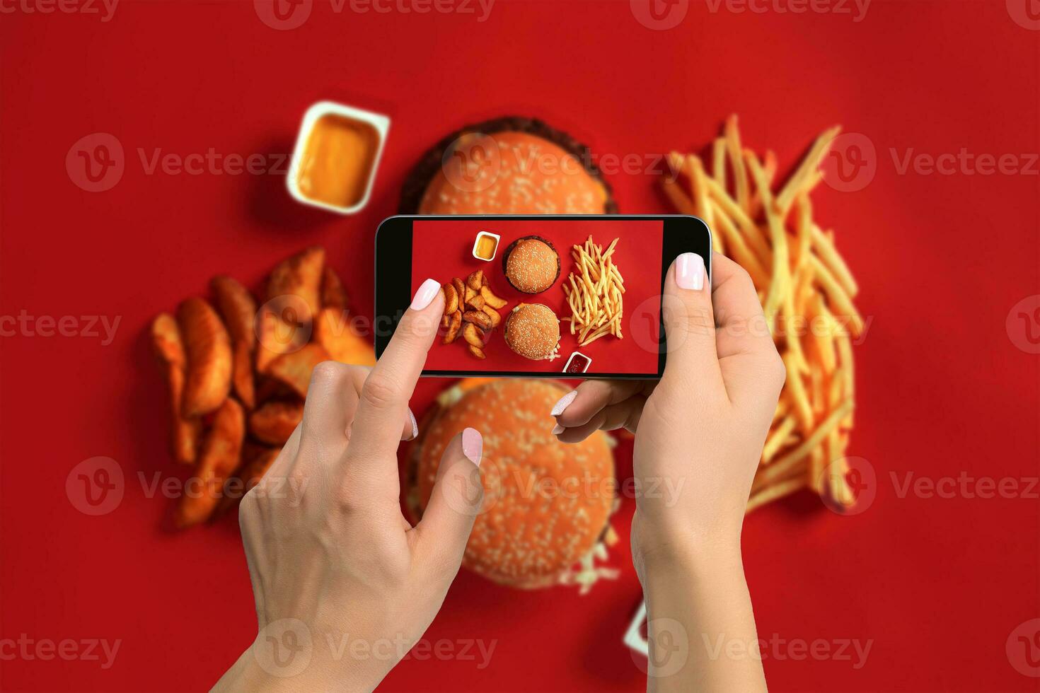 un' giovane donna assunzione foto di cibo su smartphone, Fotografare pasto con mobile telecamera