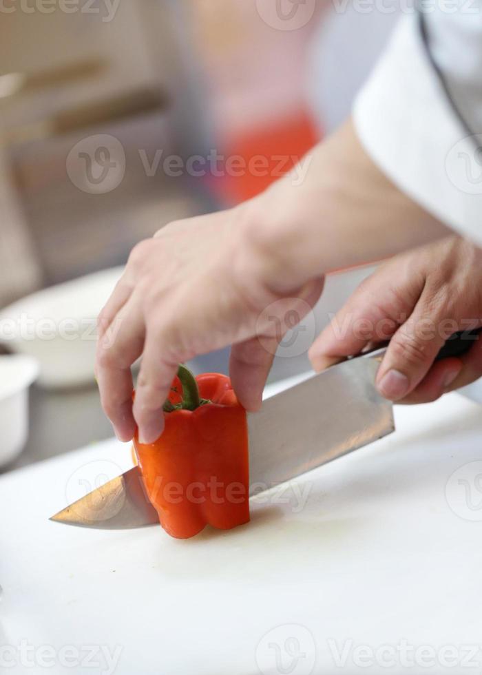 chef che cucina in cucina, chef che decora il piatto, primo piano foto