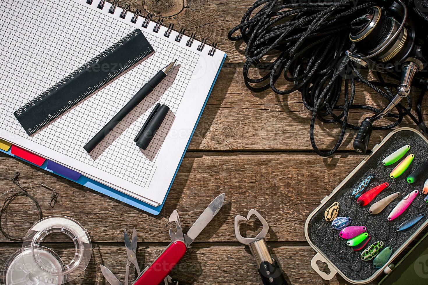 Accessori per pesca su il sfondo di Di legno. superiore Visualizza foto