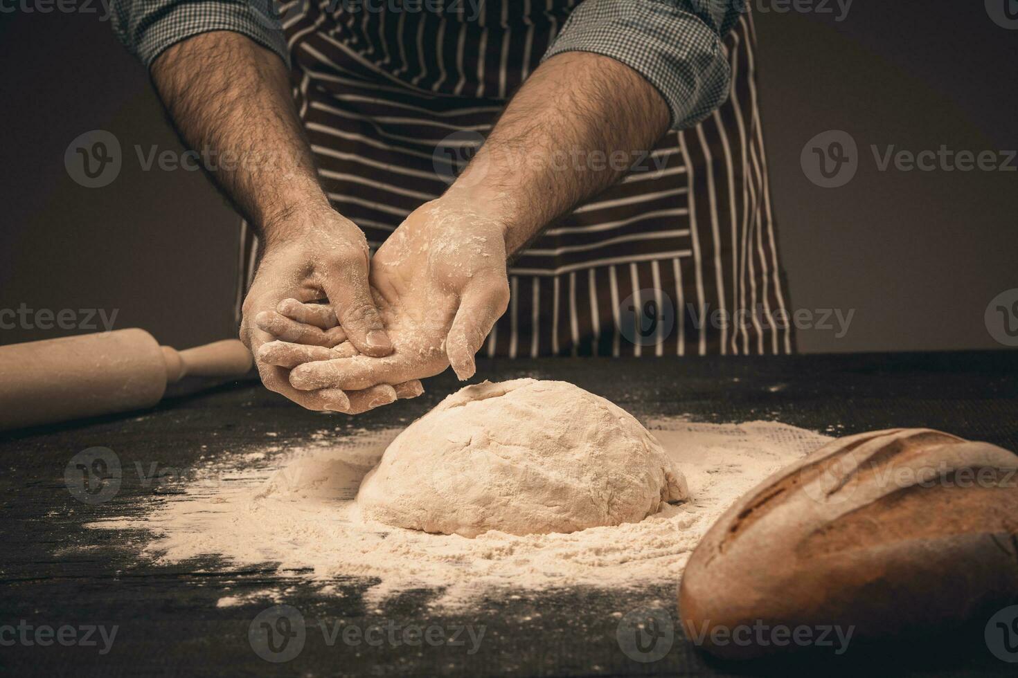 maschio mani impastare il Impasto. foto