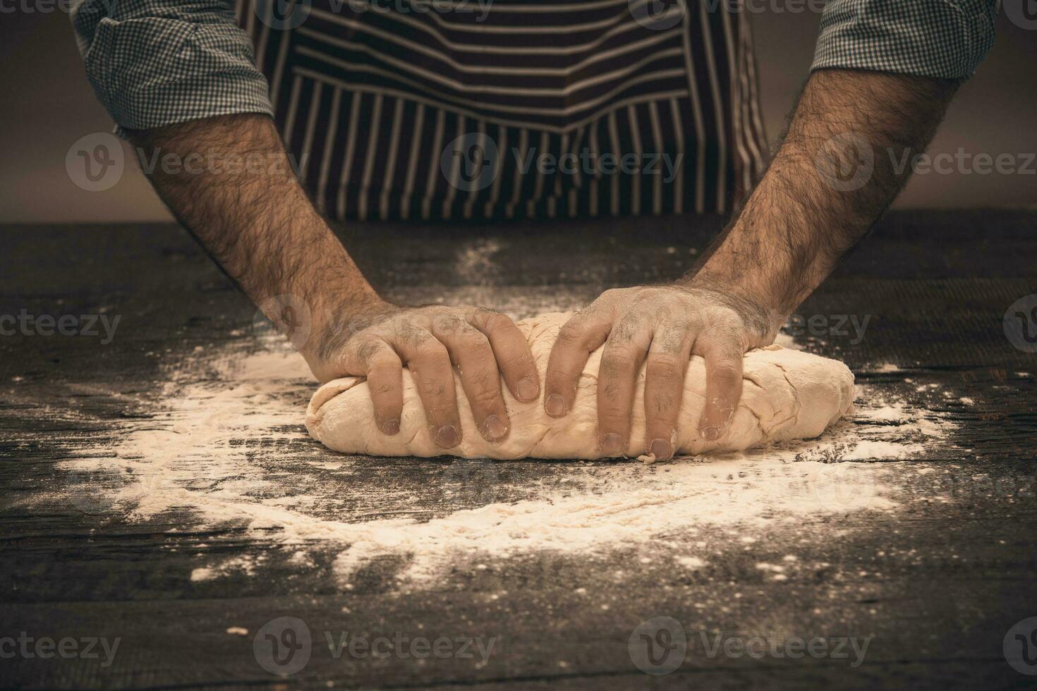 maschio mani impastare il Impasto. foto