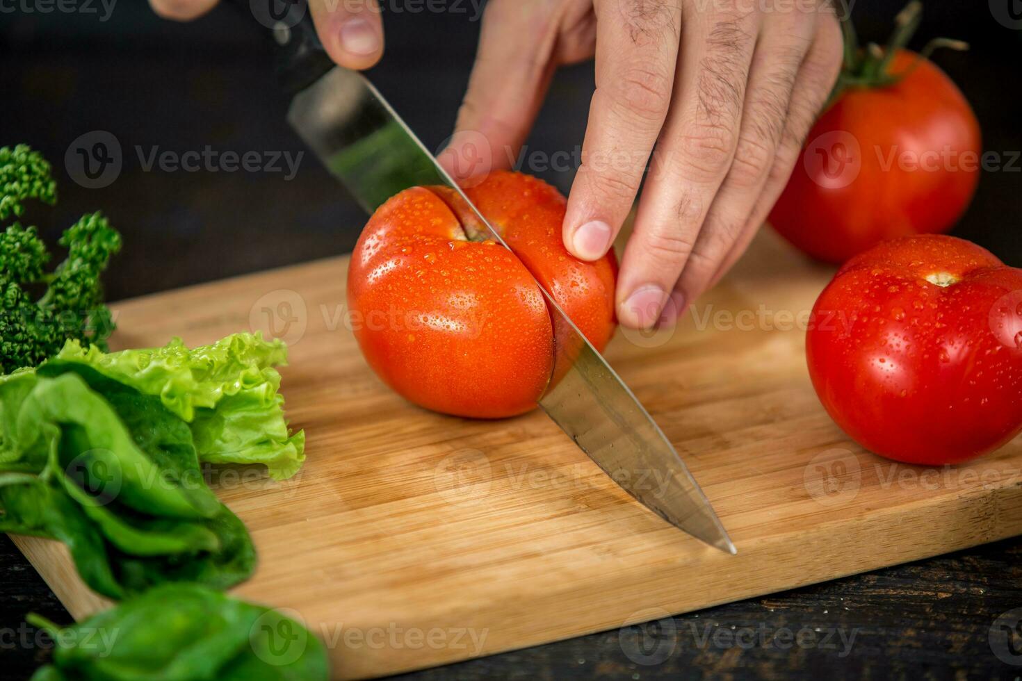 maschio mani taglio verdure per insalata foto