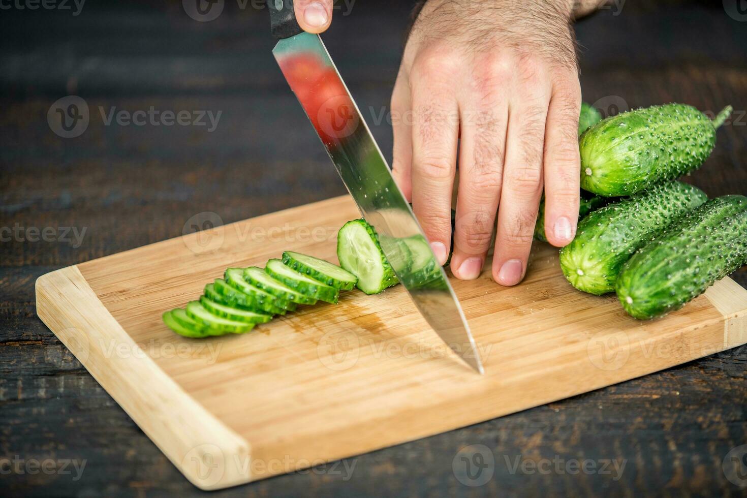 maschio mani taglio verdure per insalata foto