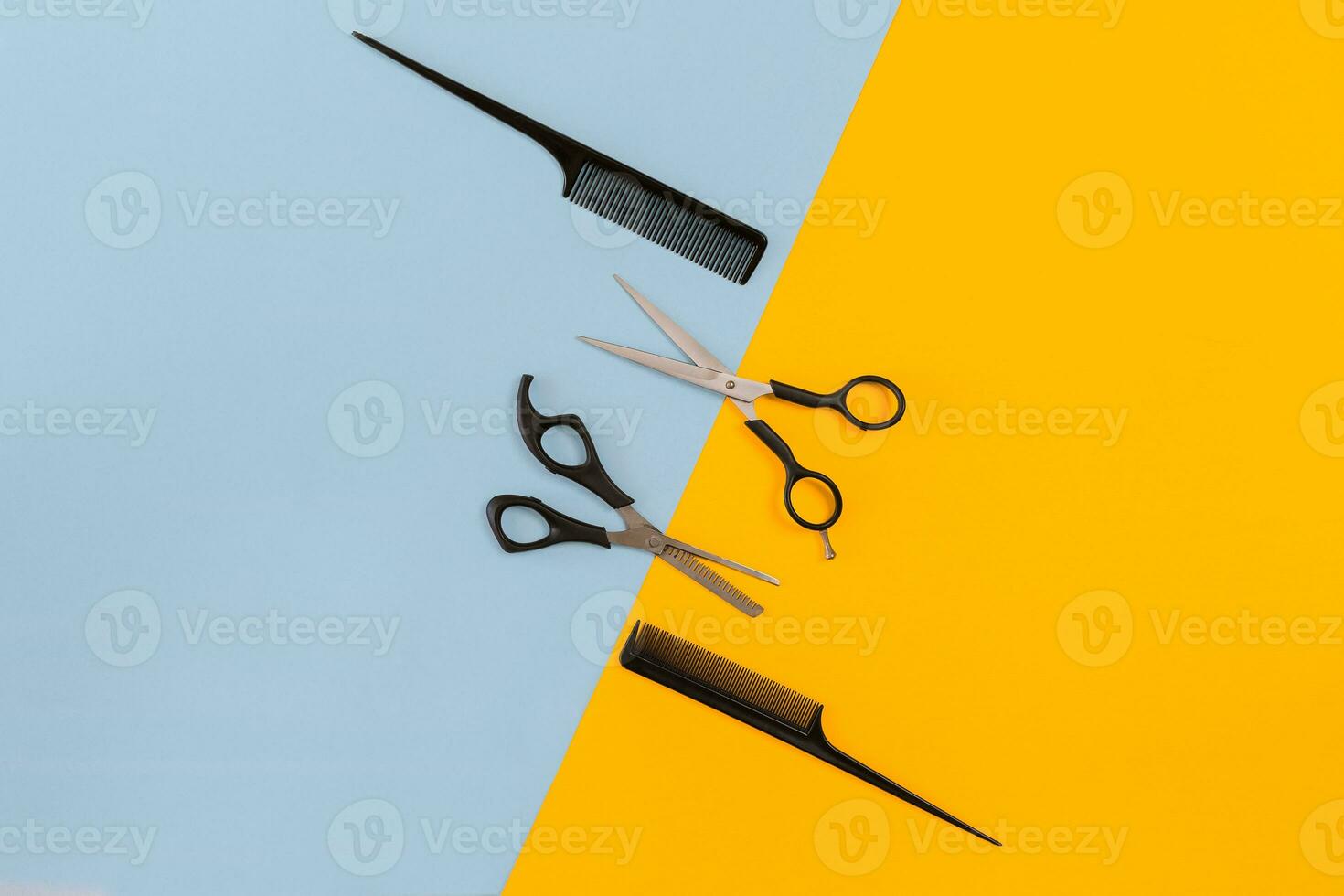 parrucchiere utensili su blu e giallo sfondo con copia spazio, superiore Visualizza, piatto posizione. foto