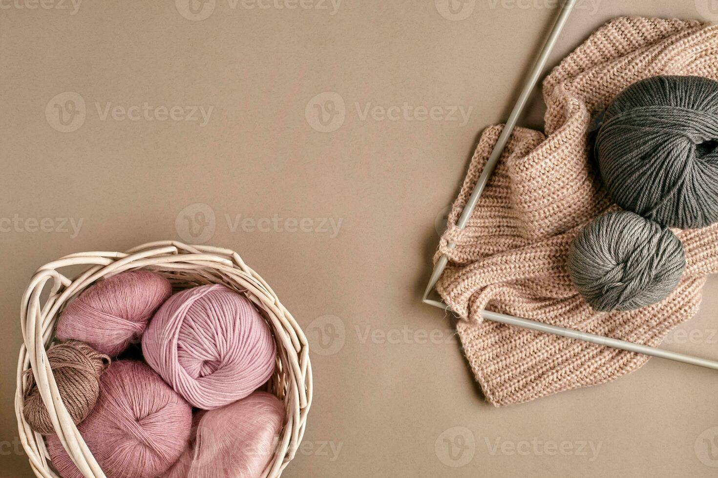 palle di merino lana filato, maglieria su maglieria aghi su un' beige superficie. superiore Visualizza foto