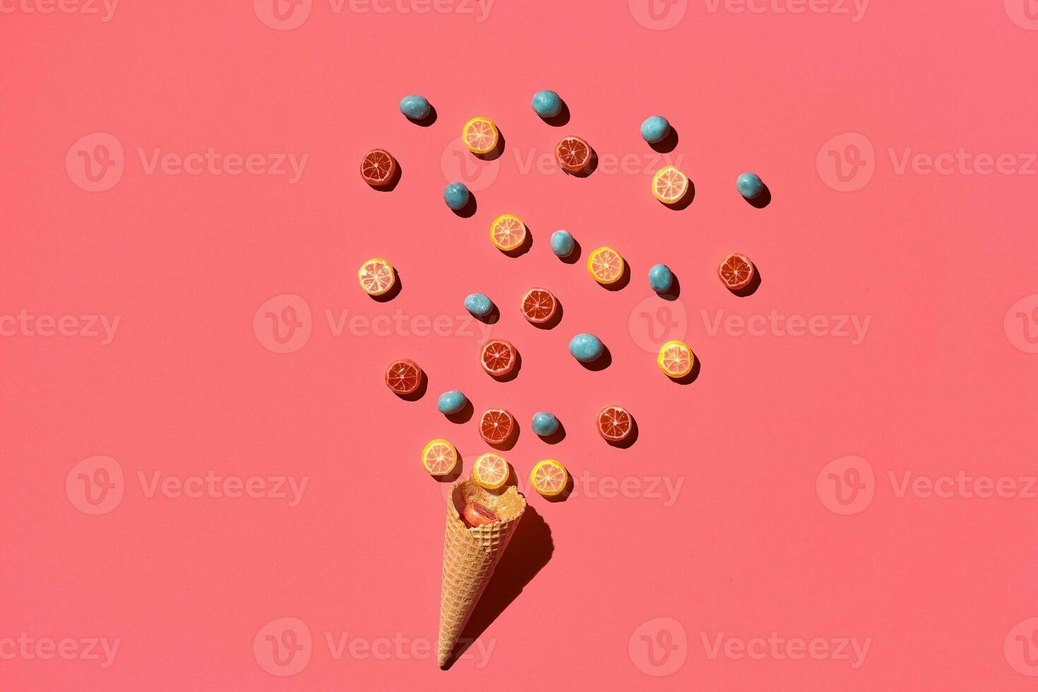un' varietà di delizioso dolci esplodere a partire dal il cialda cono, Visualizza a partire dal sopra. a partire dal sinistra per il giusto direzione foto