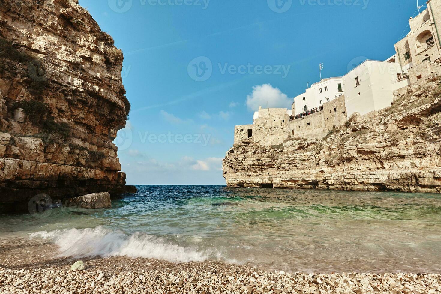 bellissimo scenario di polignano un' cavalla, cittadina nel il Provincia di Bari, pugliese. foto