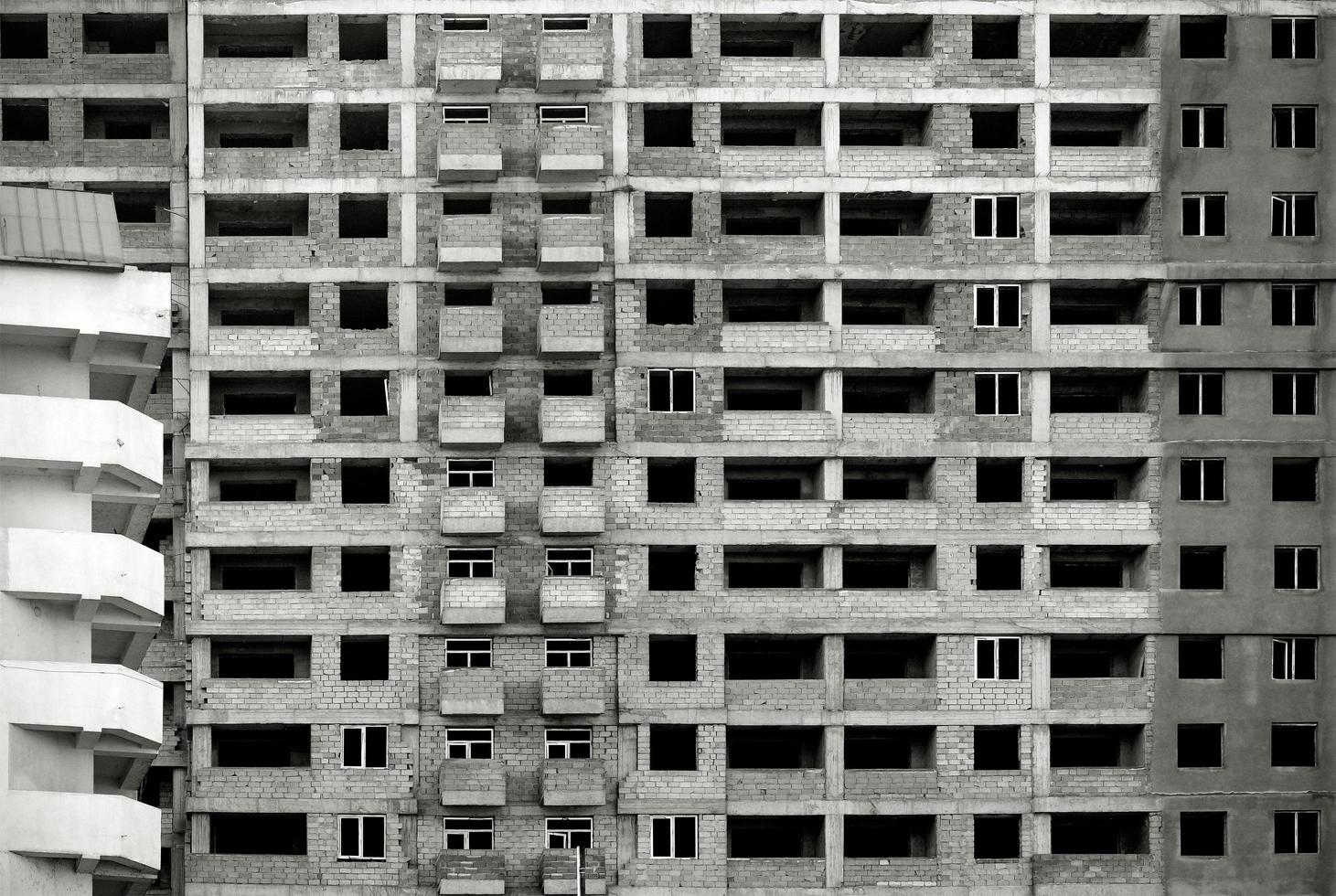 edificio incompiuto in bianco e nero foto
