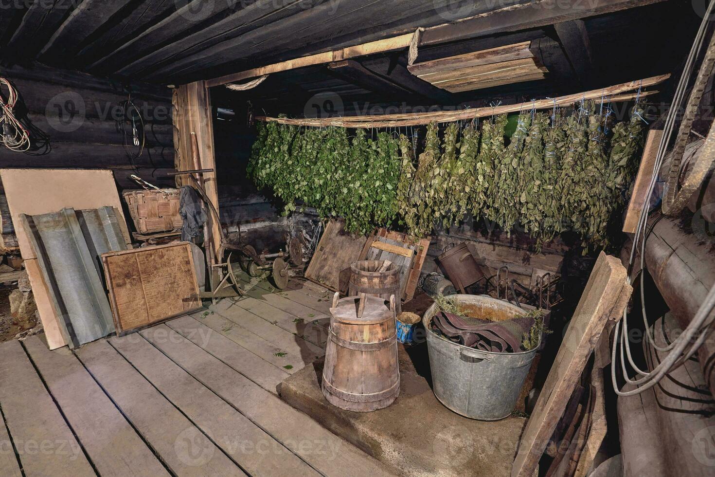secco erbe aromatiche e rami su di legno sfondo di antico stabilimento balneare foto